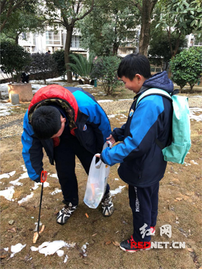 学雷锋小分队在行动 长沙中学生迎新年志愿服务走进社区