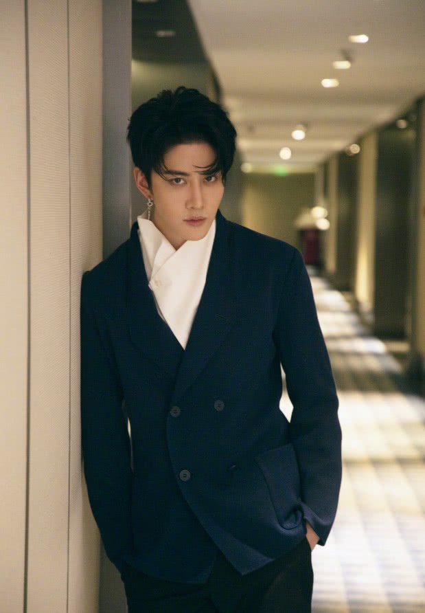 mike穿西装明明很正经,却穿一双"阴影鞋",画风完全跑偏