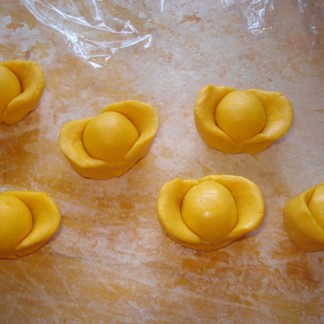 今天元宵节,做个元宝汤圆,祝福大家鸡年财源滚滚来!身体健康!