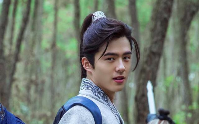 刘昊然自带天然萌的可爱气质,一个来自阳光大男孩的活力气息身披古装