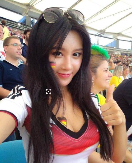 世界杯期间,她因"胸部夹手机"走红,如今成霸道女总裁