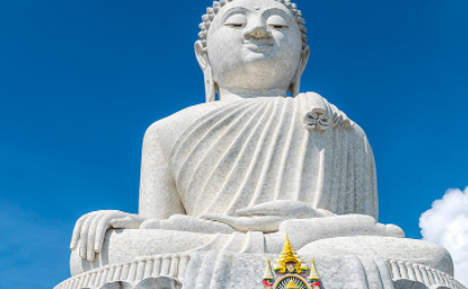 山顶这座大佛高45米,比美国自由女神像矮1米,下底莲座直径25米,前后各