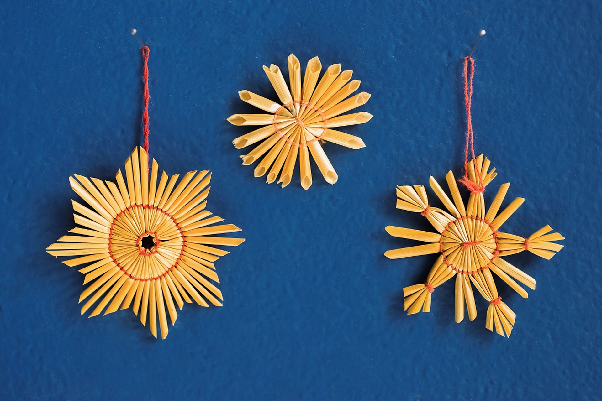 手工艺品用英语可以说 "handicrafts" 或 "handmade crafts".