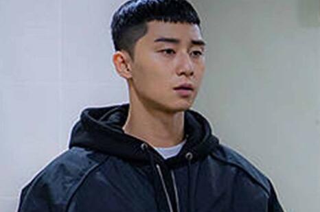 穿着超酷的衬衫理着超憨的发型,这样的梨泰院男主,谁能不爱呢