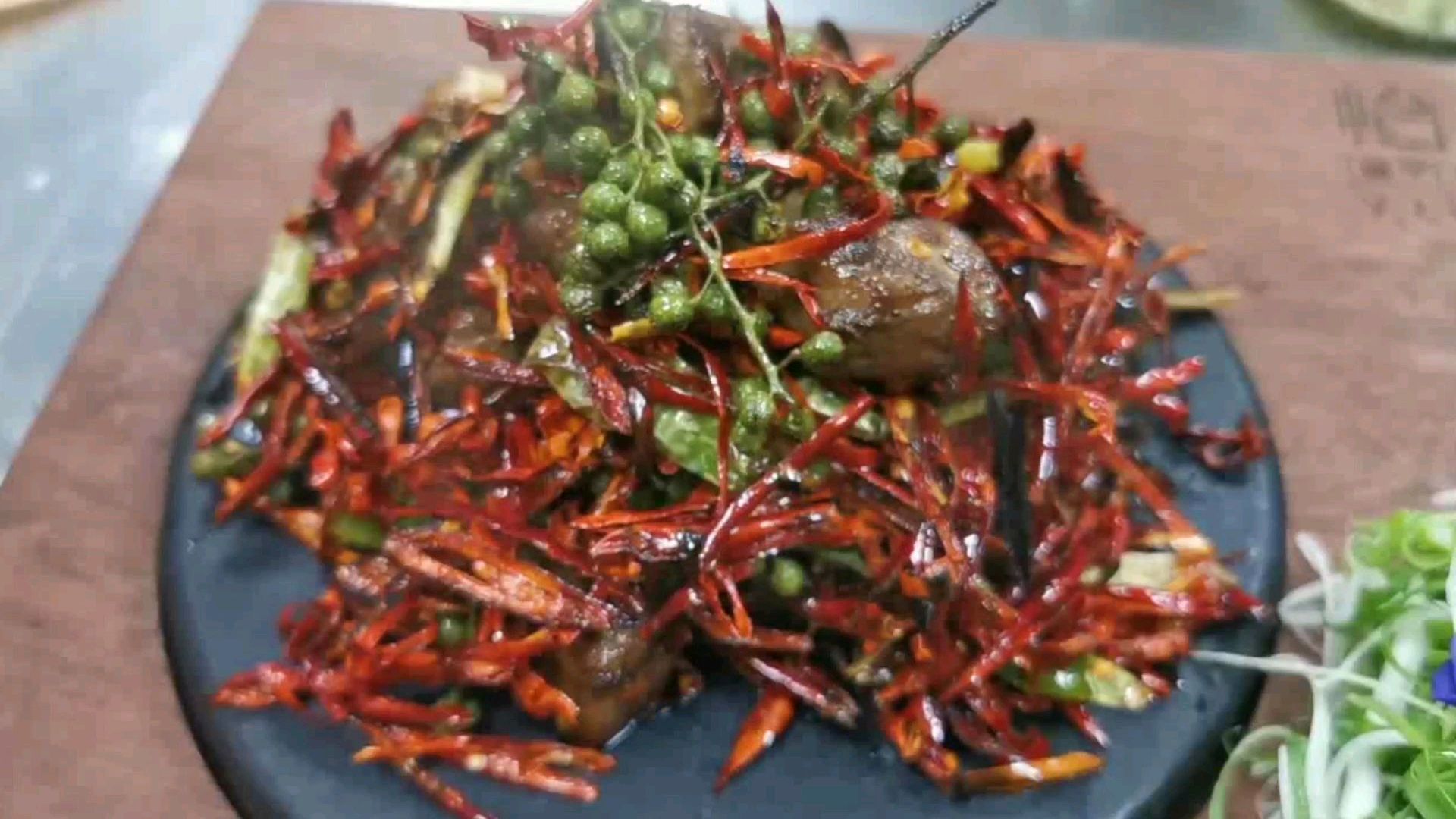 大厨教您做香辣可口的椒麻牛肉,色香味俱全,看着就让人食欲大增