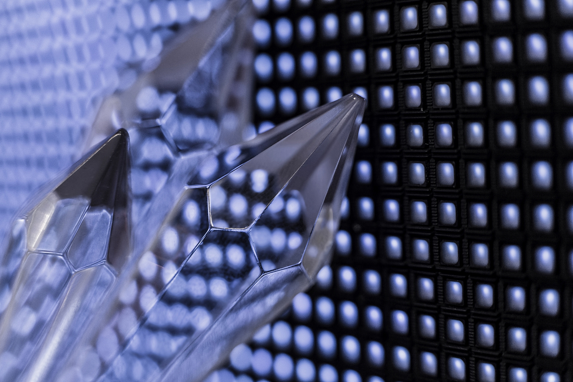 真空镀膜设备与光电材料：双向赋能的 “黄金搭档”