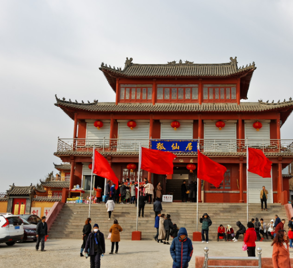 云集数百位大仙的狐仙庙香客不断,忙煞收功德箱善款的工作人员!