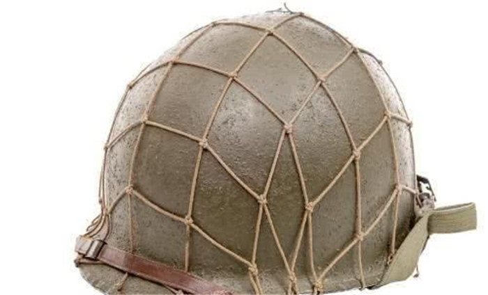 二战时,日本鬼子头盔上那层网是干什么用?用处很大!