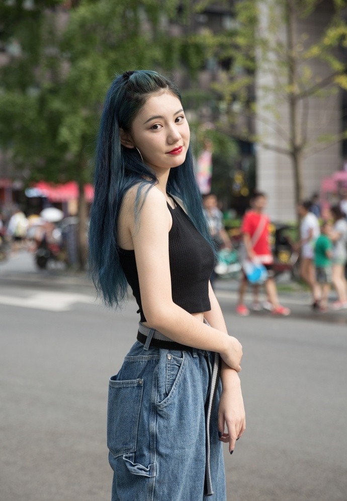 冷酷冷酷的嘻哈美女,穿着打扮是那么的非主流,然而见其回眸一笑,却有