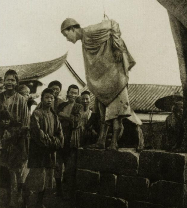 晚清老照片,被吊打的犯人,从围观的表情来看,犯人是罪有应得