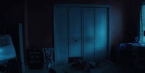 柜子半夜出声 镜子现神秘手印!美国女生打开衣柜震惊