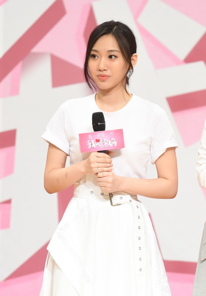 邹元清与妈妈闫妮画风大不同,而且母女长相也不一样.