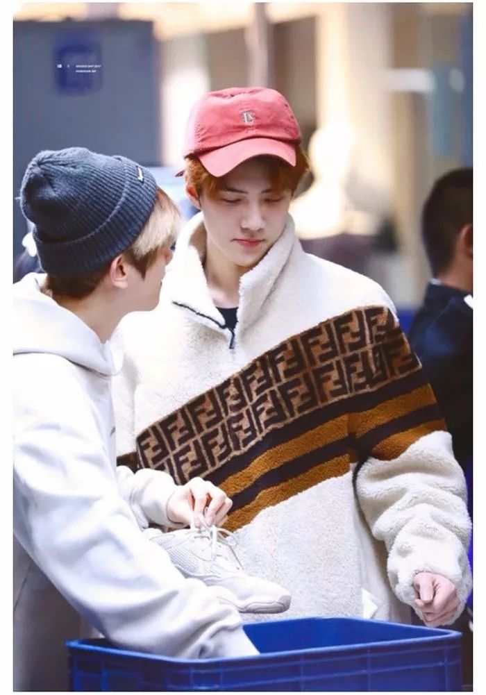 揣着5亿韩元现金喜提一辆大奔的灿烈.