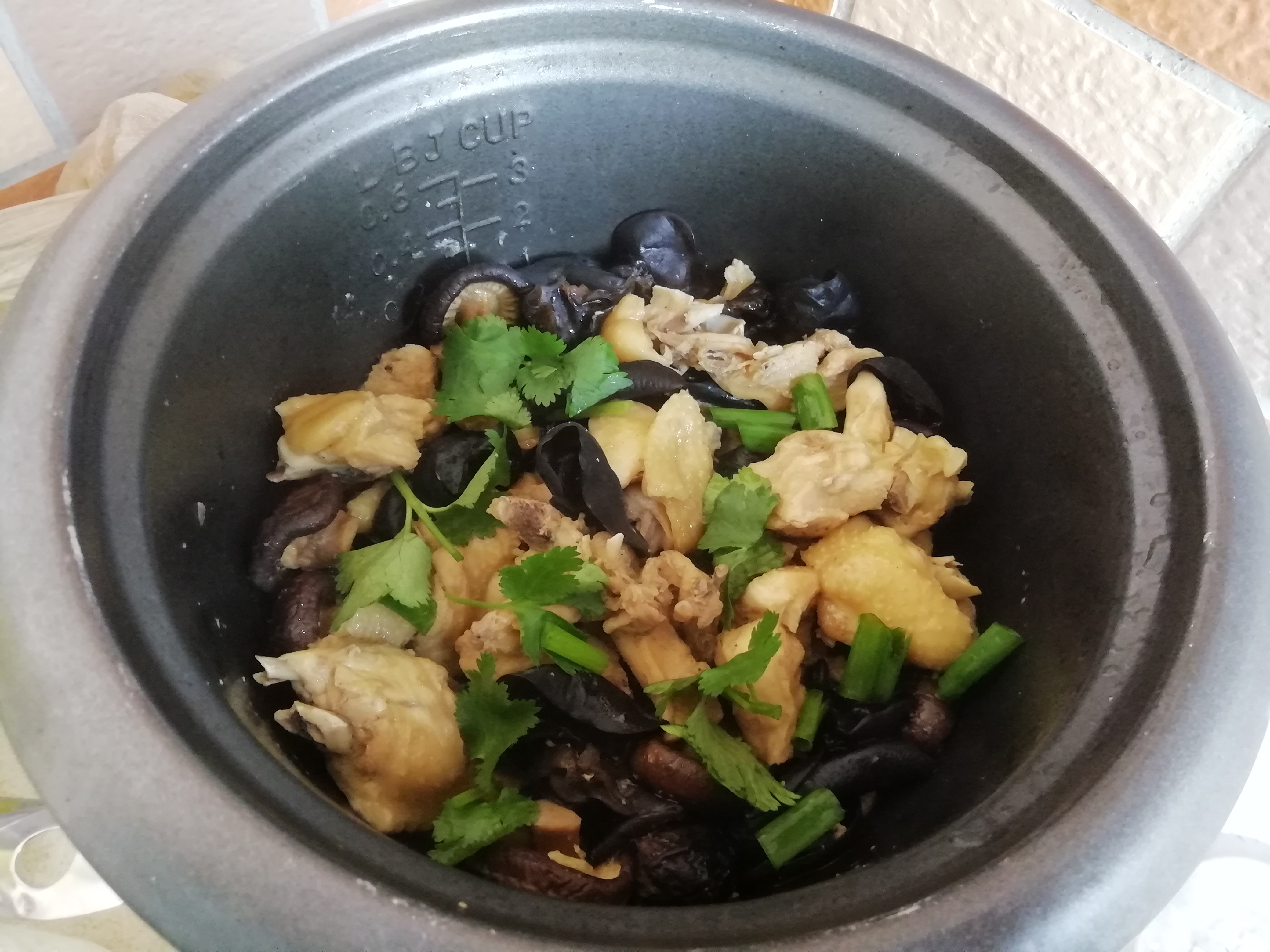 懒人版香菇焖鸡,电饭锅30分钟就搞定,2碗米饭吃的超满足