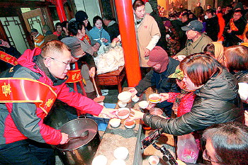 又是一年腊八,千余"老济南人"凌晨两三点排队来喝粥