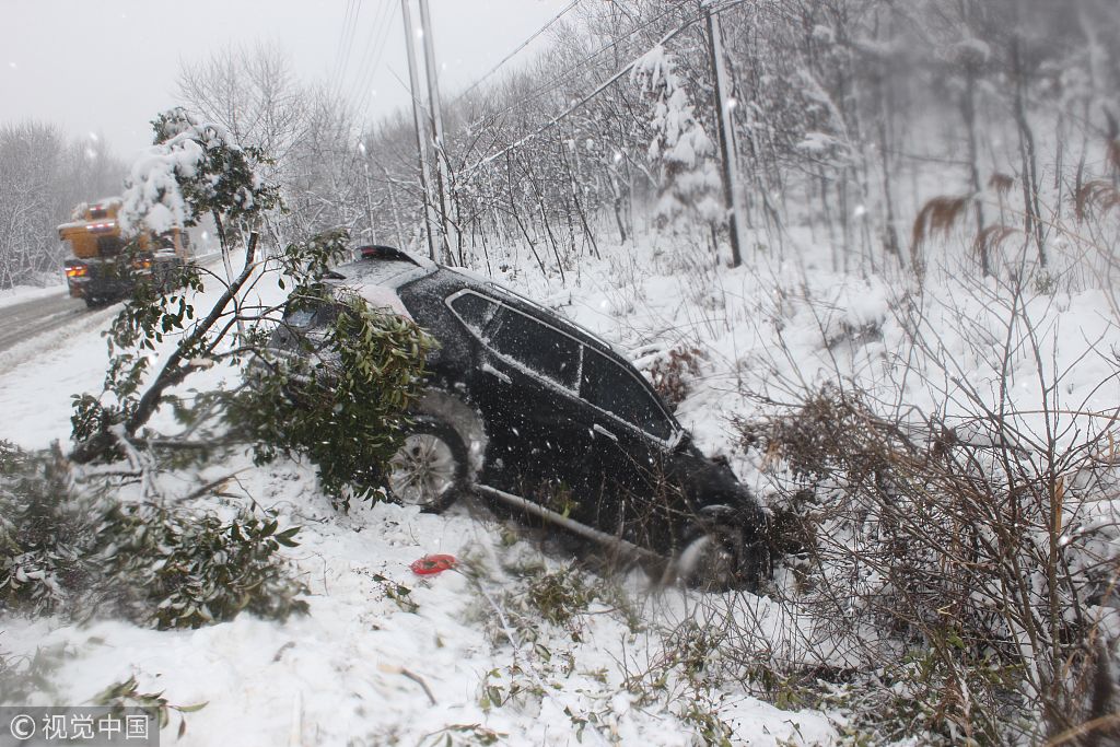 雪天行车引发交通事故 越野车撞飞路边三行人