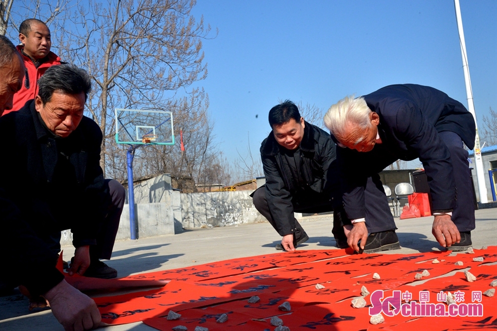 「網絡祝年」寫春聯迎新年!聊城農民書法愛好者為鄉親們送