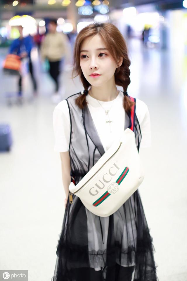 她是中国最牛网红之一,短短三年成实力明星,娇小玲珑凸凹有致