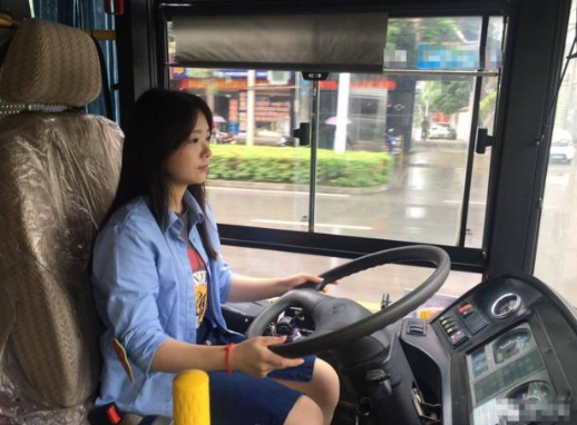 公交车一次才一两元,那他们如何盈利呢?女司机笑称:你不懂!