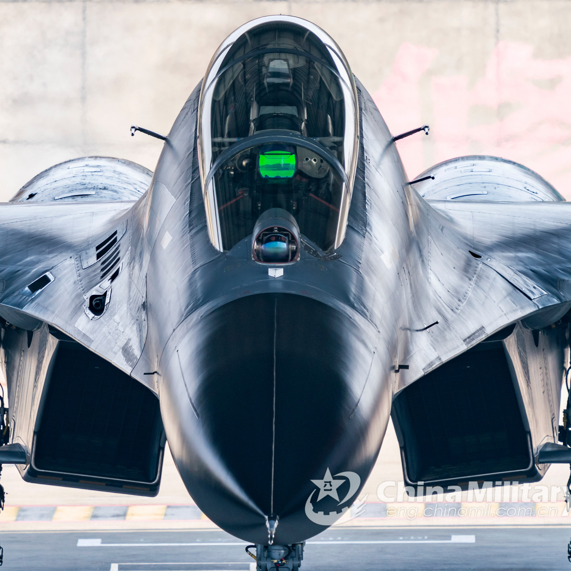 歼-11战斗机最新猛照曝光列队滑行起飞训练