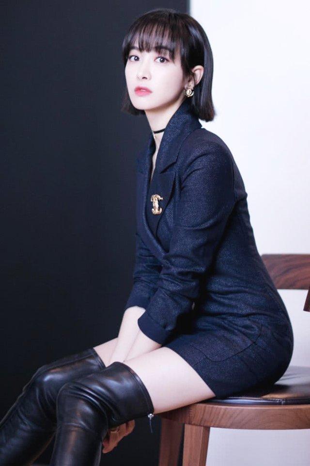 宋茜真会穿搭,身穿黑色过膝靴配西装裙,简直白成了一道光!