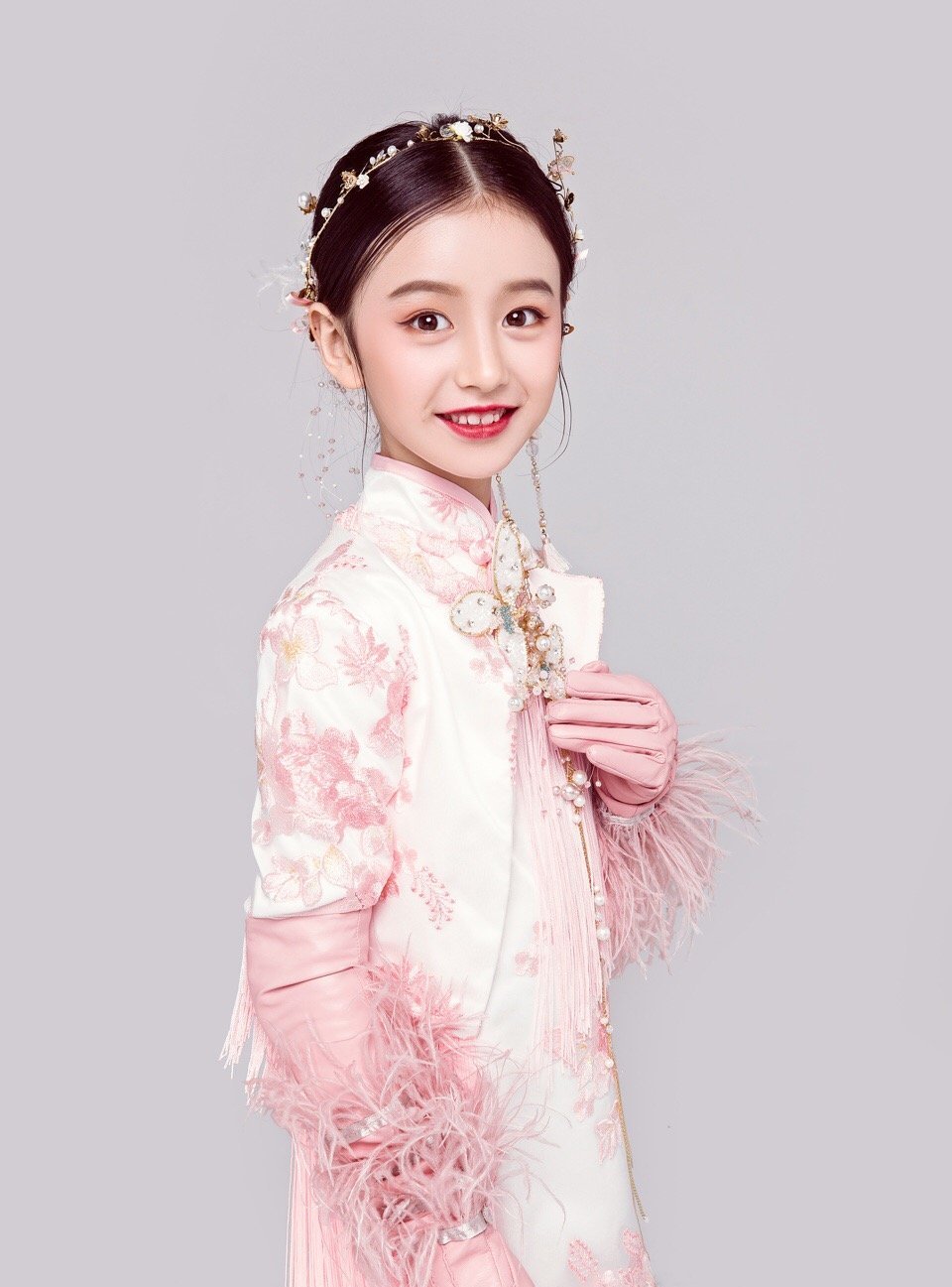 网红小模特裴佳欣长大了,网惊认不出,网友:有钱人家的孩子