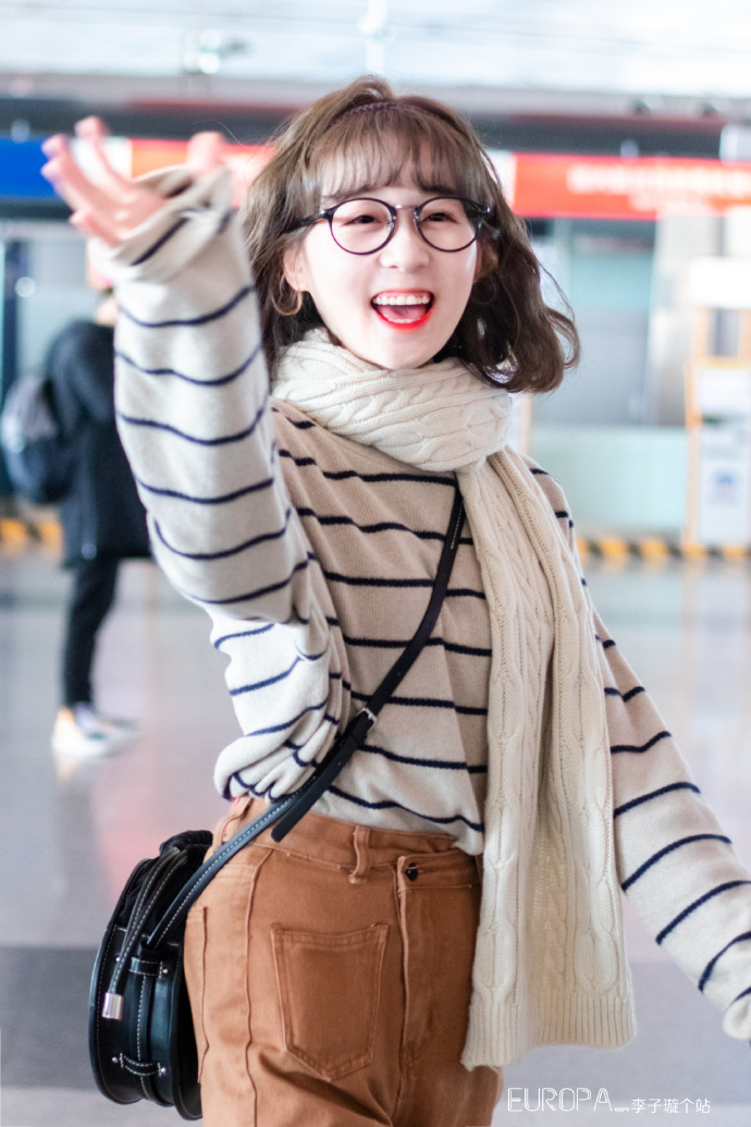 李子璇戴眼镜穿条纹毛衣现身机场,皮肤白皙笑容灿烂甜美可爱