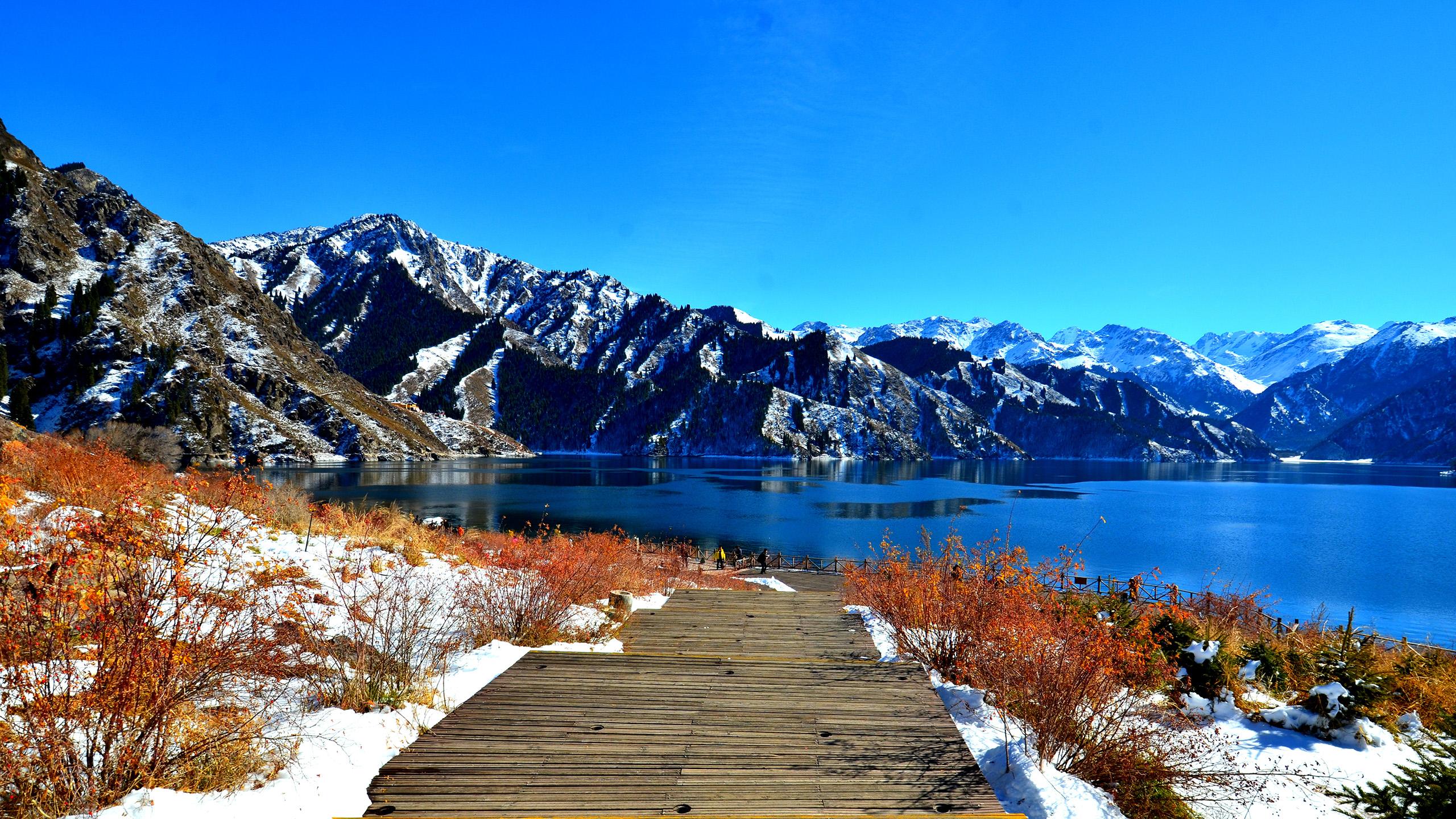 它的春天非常的短暂,此时的天池湖水很美,一半是水,另一半是冰晶.