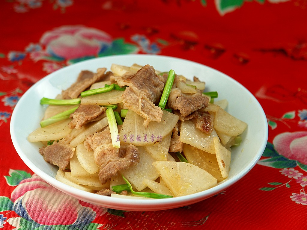 食谱:白萝卜炒牛肉 食材:瘦牛腩肉一块,白萝卜半个,植物油一勺,盐一