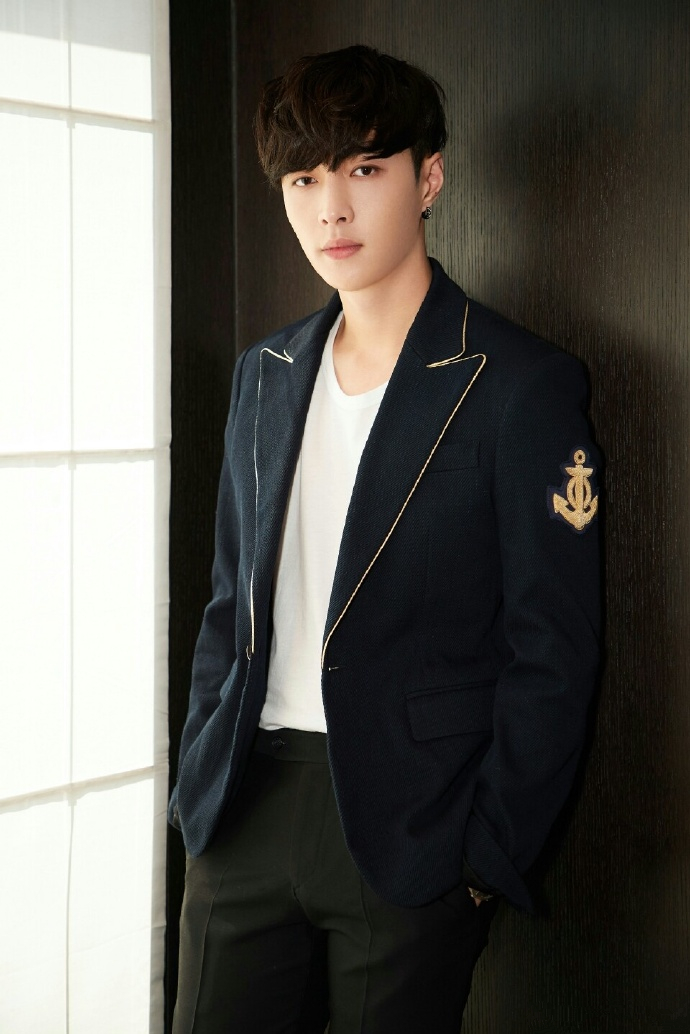 张艺兴西装杀,十三款穿搭简直帅到没朋友