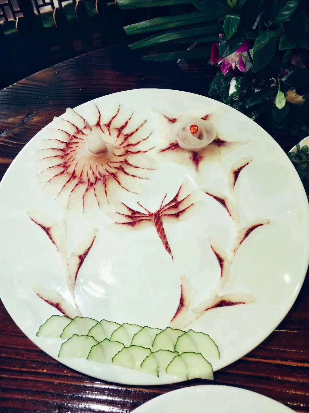 实拍广西横县特色美食"横县鱼生",没想到生鱼片还可以做成这样