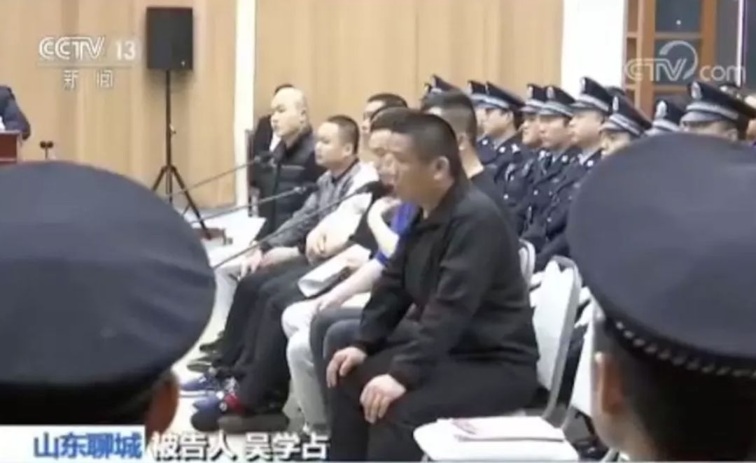 "山东辱母案"涉黑团伙一审宣判 主犯吴学占获刑25年