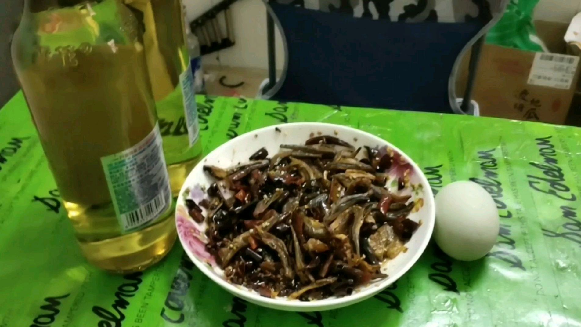 小伙拿出自己做的麻辣小鱼干,一口下去,那嘣嘣响的声音,真勾魂