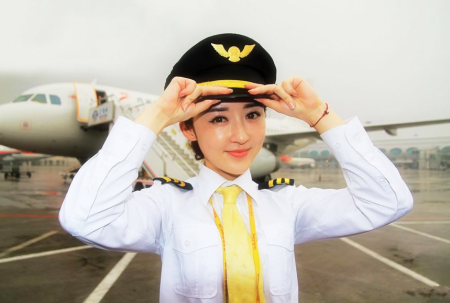 赵楠,西部航空唯一女飞行员,美丽端庄,比空姐还有韵味!