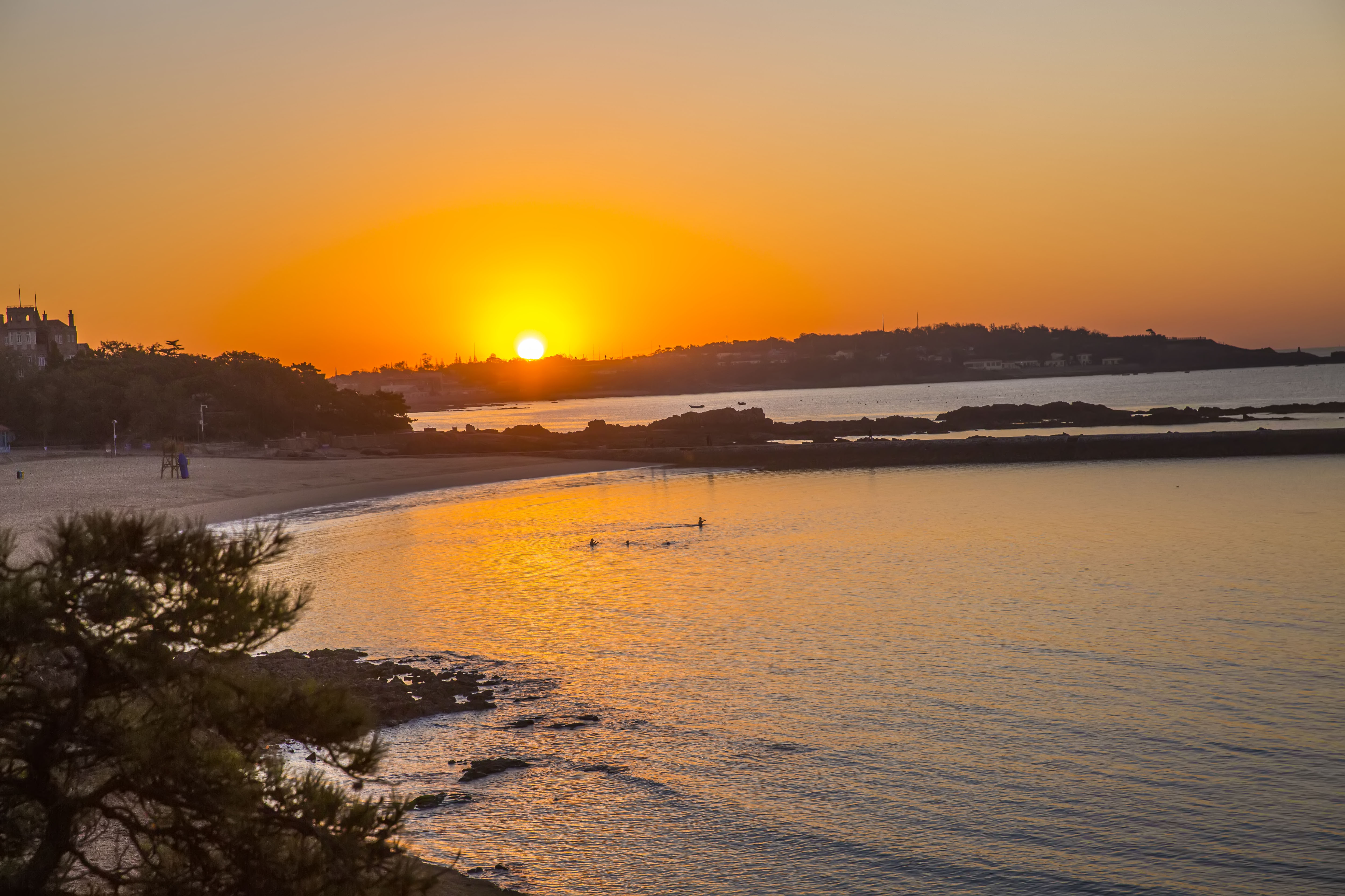 碧海蓝天"特点的风景区,位于山东省青岛市汇泉角景区北部