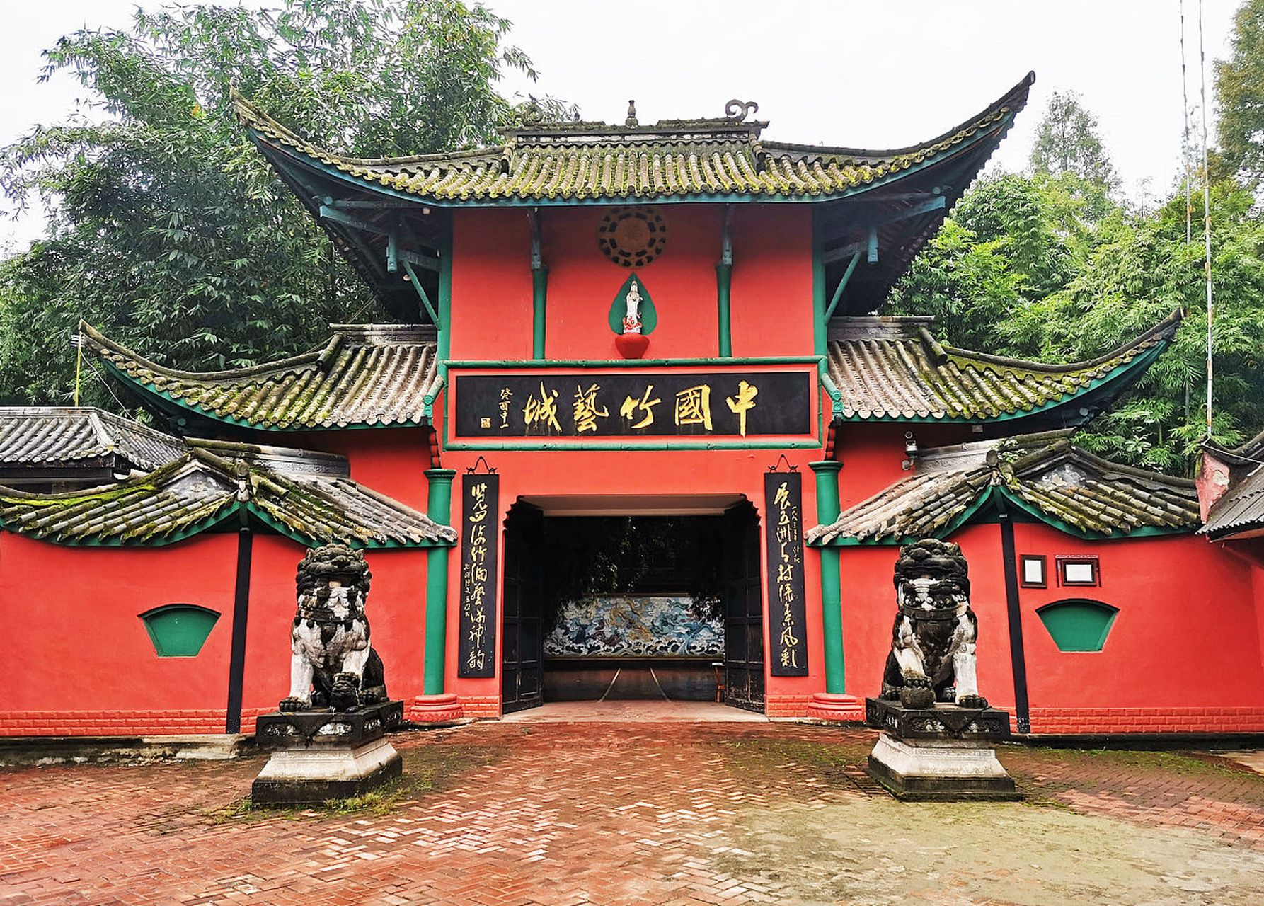 老乐山风景区位于河南省泌阳县,是一个集自然风光,休闲娱乐,科普教育