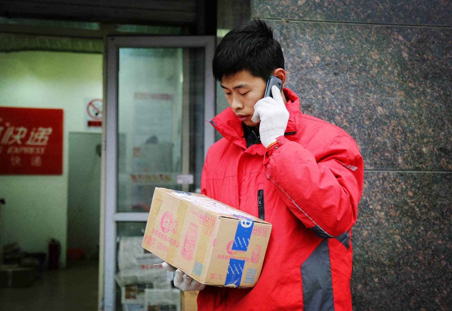 影星吴京做代言,跨省八小时当天到,这个快递能否成为一匹黑马?