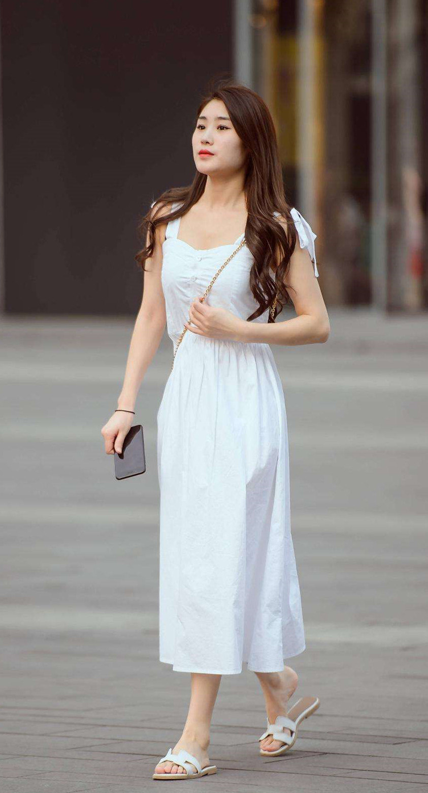 白色半裙,搭配粉色镂空上衣,体现的是温婉的淑女气质