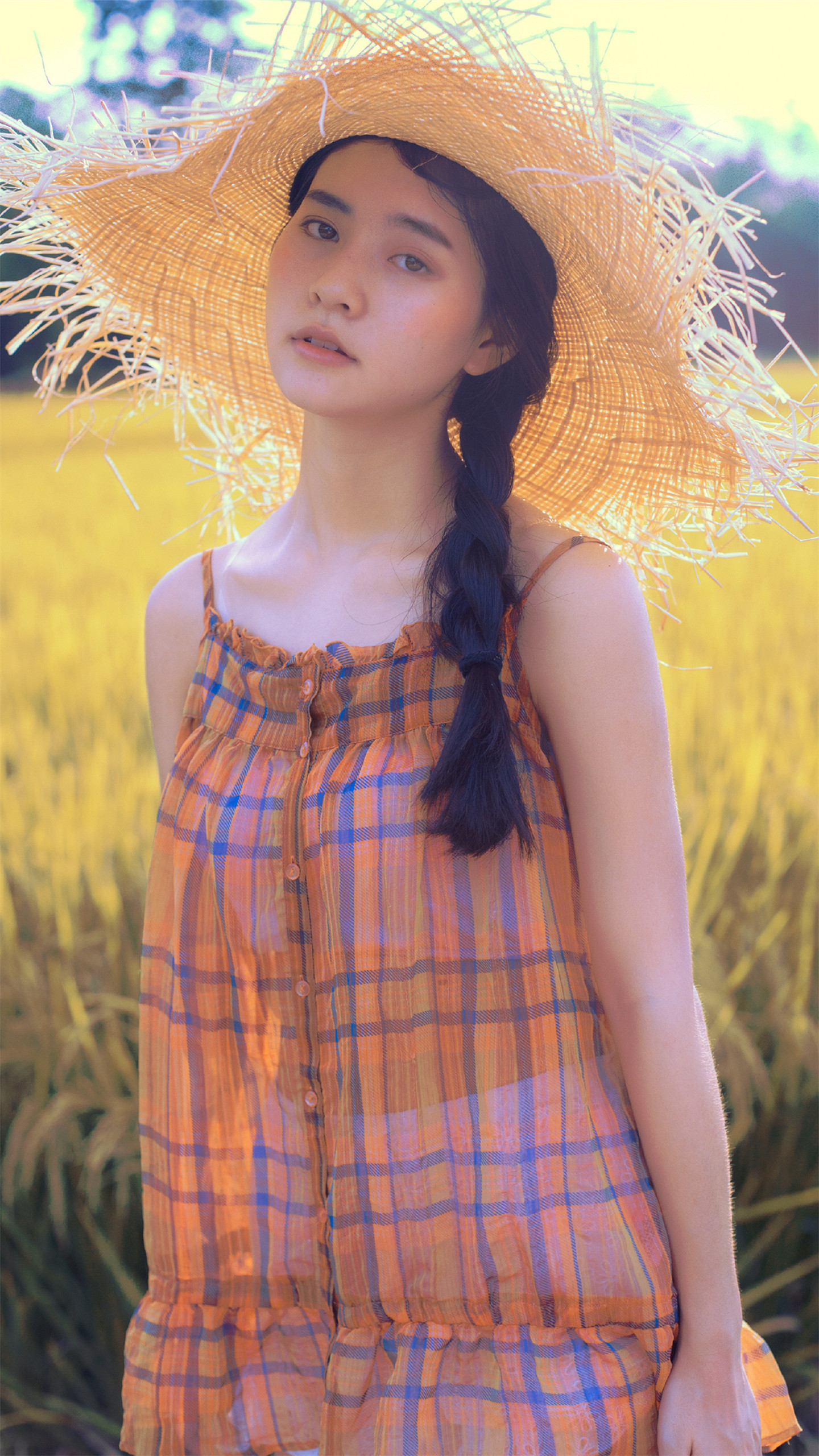 人像摄影:在金灿灿的稻田旁,戴着草帽的女孩笑容满面