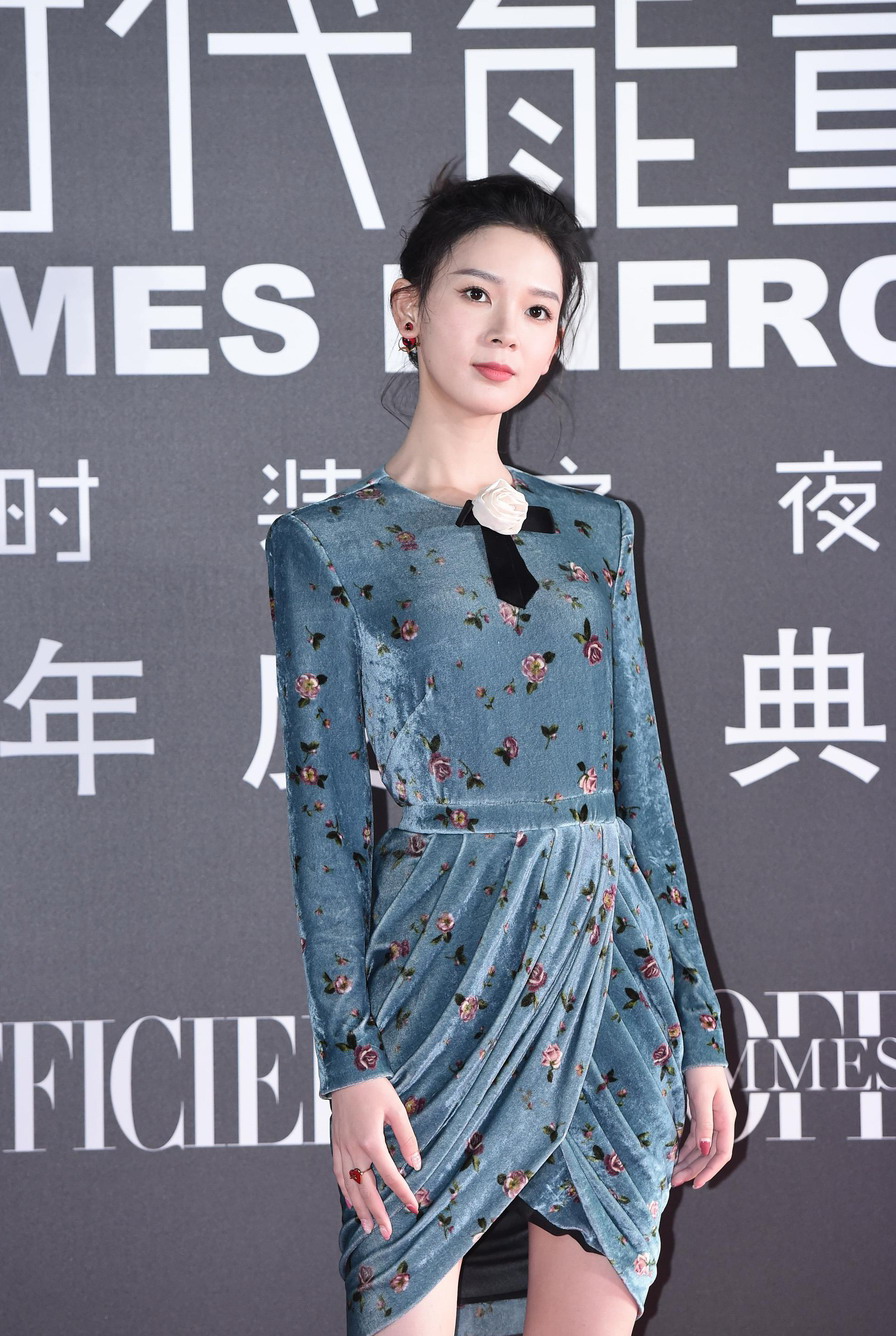 陈瑶现身时装之夜红毯,身穿蓝色紧身裙,美丽动人