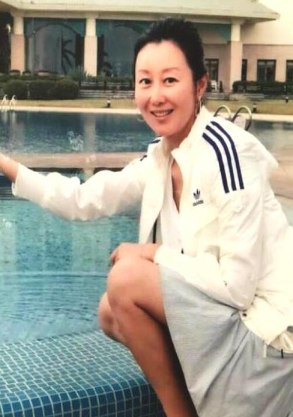孙楠与现任妻子合影照曝光 这一细节太甜蜜