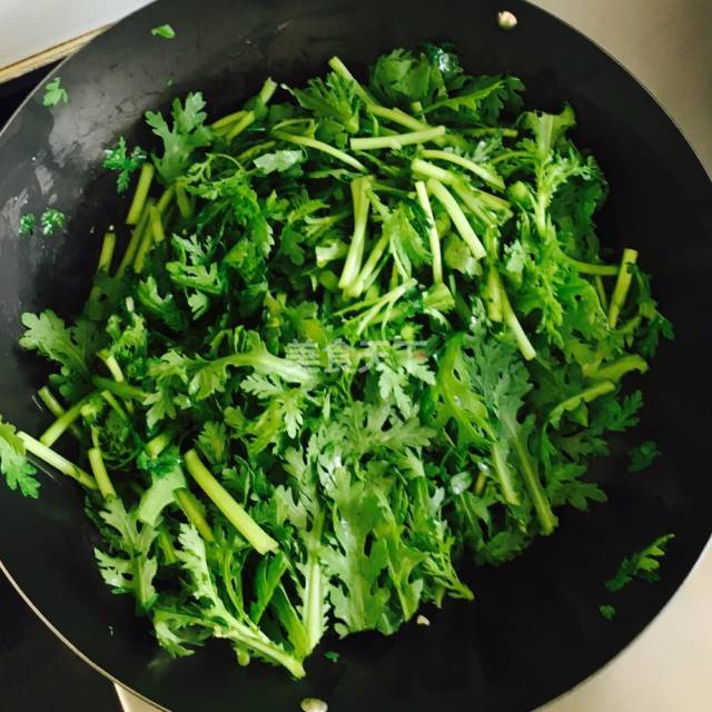 蒜蓉茼蒿是一道家常菜餚,主要材料為茼蒿和大蒜,其操作簡單,味道鮮美