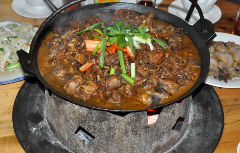 山里游玩,在农家乐吃美食,一大锅菜,真是人间美味