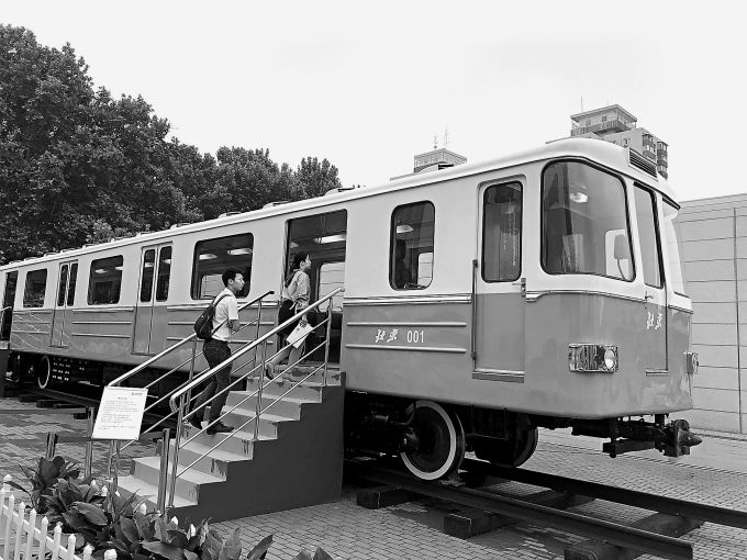 中國首列地鐵列車亮相北京軌道交通展 dk1型地鐵為1967年生產