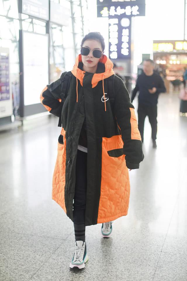 郁可唯机场好抢眼,穿拼接羽绒服好帅气,戴墨镜有英气