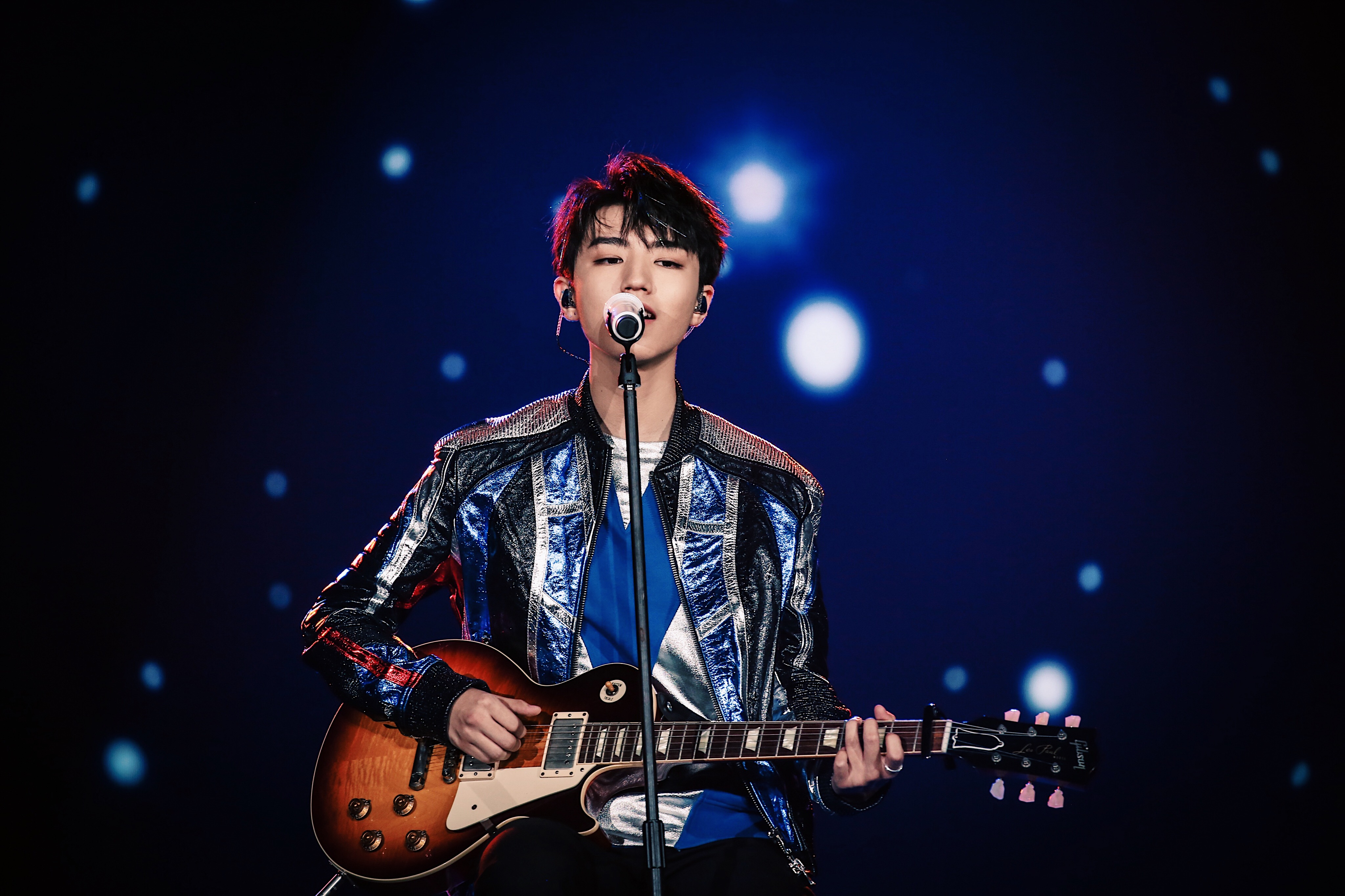 王俊凯这套是摇滚少年,满天星光下安静弹吉他的样子太美好了