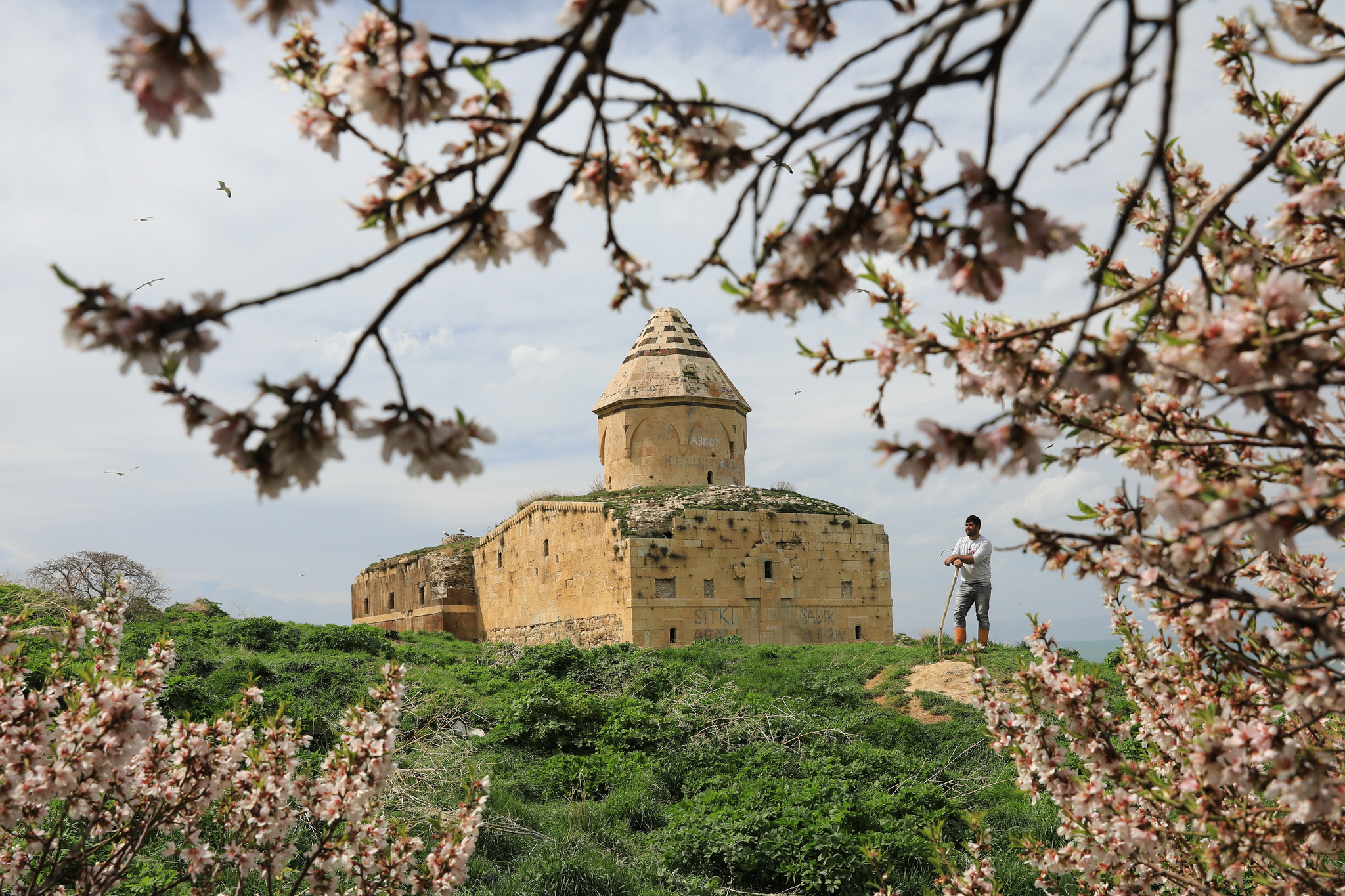 土耳其凡城春色醉人 草地碧绿湖泊湛蓝