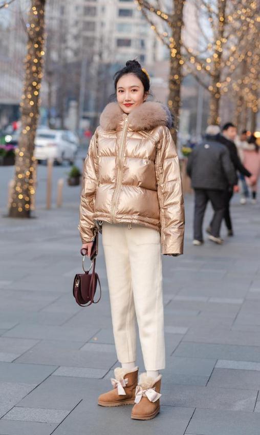 美女白色羽绒服 牛仔裤,时尚保暖的穿搭,尽显高挑好身材,男友力十足