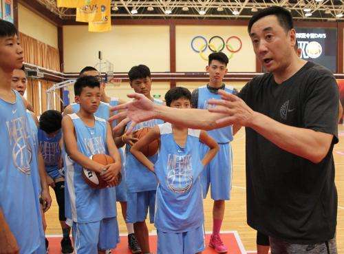 他是前八一主教练王非,妻子年轻如少女,女儿长相酷似明星!