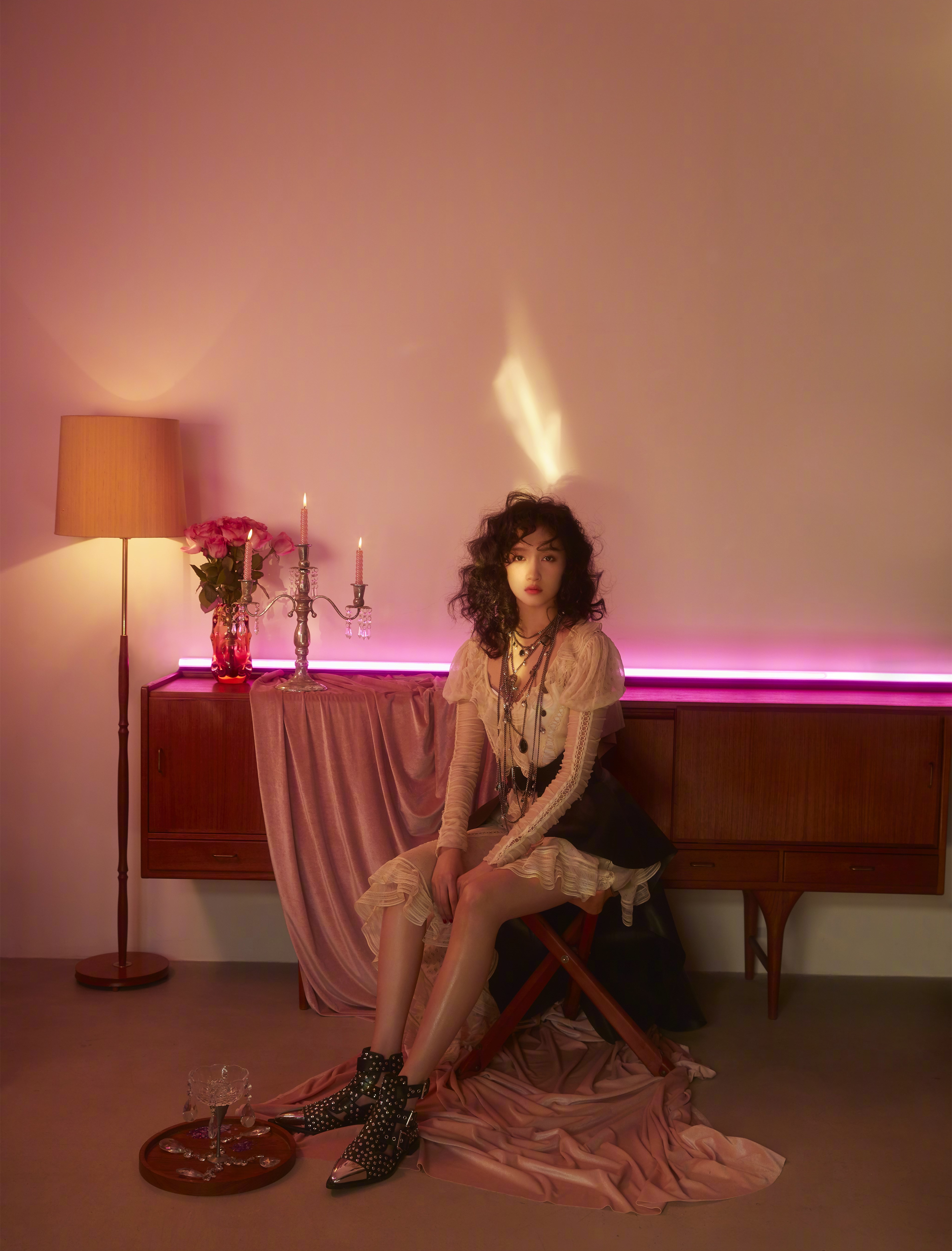 关晓彤换发型!只不过烫了头羊毛卷儿,就从国民闺女秒变气质女神